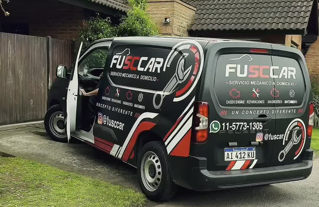 La camioneta de FUSCCAR en un barrio