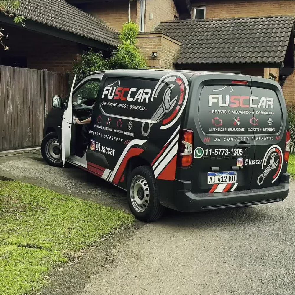 La camioneta de FUSCCAR estacionada en la entrada de una casa