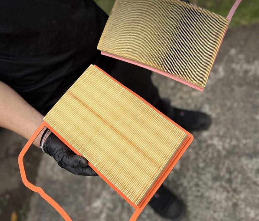 Filtro de aire usado al lado de uno nuevo